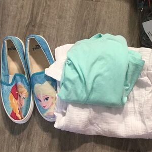 BUNDLE OF 3 PANTS T-SHIRT SNEAKERS